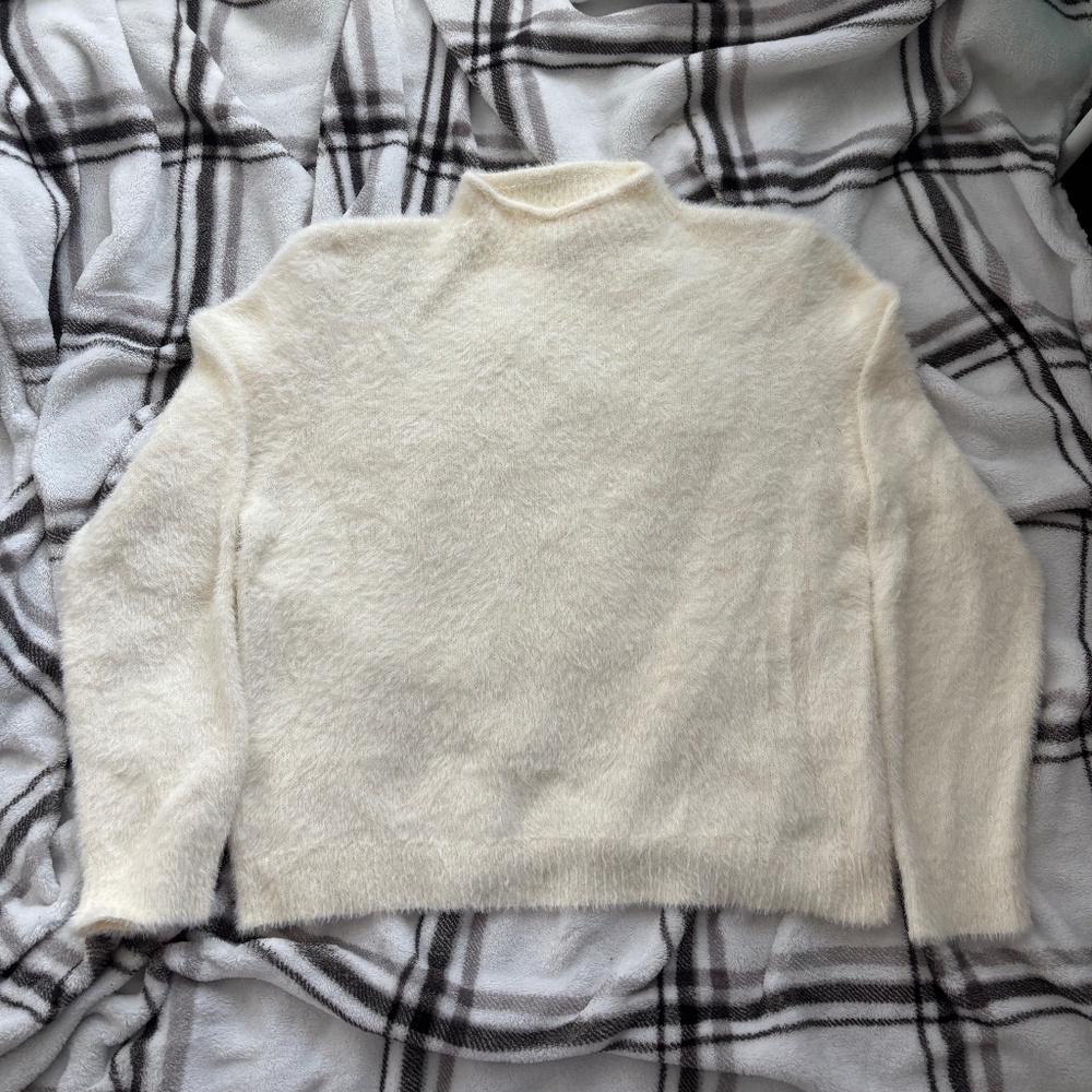 Universal Threads Fluffy White Sweater (Size XL)